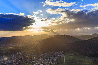 Ortsansicht am Abend in Klingenmünster im Bundesland Rheinland-Pfalz, Deutschland