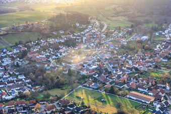 Ortsansicht aus Nordosten mit Stiftskirche im Abendlicht in Klingenmünster im Bundesland Rheinland-Pfalz, Deutschland