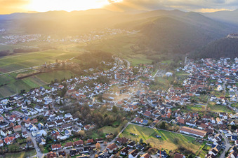 Luftbild von Ortsansicht aus Nordosten mit Stiftskirche im Abendlicht in Klingenmünster im Bundesland Rheinland-Pfalz, Deutschland
