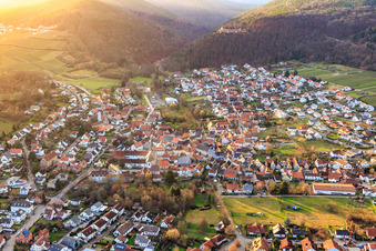 Luftbild von Ortsansicht am Abend in Klingenmünster im Bundesland Rheinland-Pfalz, Deutschland