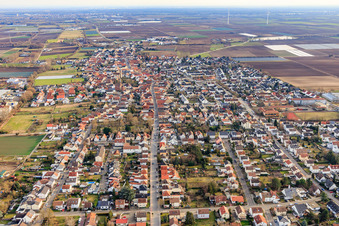 Hauptstraße von Norden im Ortsteil Dannstadt in Dannstadt-Schauernheim im Bundesland Rheinland-Pfalz, Deutschland