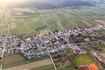 Winzerdorfansicht von Osten in Forst an der Weinstraße im Bundesland Rheinland-Pfalz, Deutschland