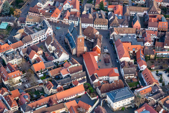 Luftaufnahme von Pfarrkirche St. Urlrich in Deidesheim im Bundesland Rheinland-Pfalz, Deutschland