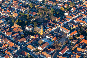 Kath. Kirche St. Laurentius im Ortsteil Mechtersheim in Römerberg im Bundesland Rheinland-Pfalz, Deutschland