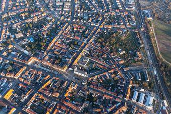 Marktplatz und Kirche St. Maria in Philippsburg im Bundesland Baden-Württemberg, Deutschland
