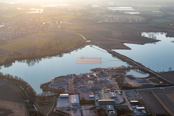 Schwimmende Photovoltaik-Insel auf dem Baggersee in Leimersheim im Bundesland Rheinland-Pfalz, Deutschland
