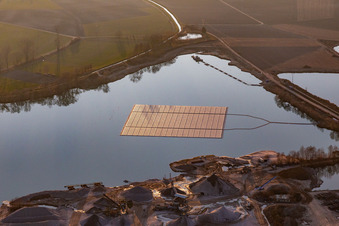 Luftbild von Schwimmende Photovoltaik-Insel auf dem Baggersee in Leimersheim im Bundesland Rheinland-Pfalz, Deutschland