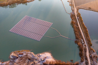 Luftaufnahme von Schwimmende Photovoltaik-Insel auf dem Baggersee in Leimersheim im Bundesland Rheinland-Pfalz, Deutschland