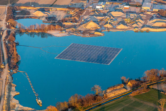 Schrägluftbild von Schwimmende Photovoltaik-Insel auf dem Baggersee in Leimersheim im Bundesland Rheinland-Pfalz, Deutschland