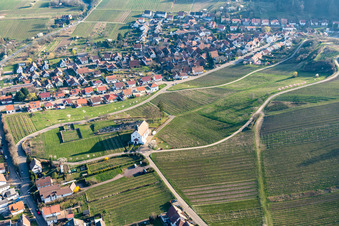 Schrägluftbild von St. Dionysius (Hochzeits-)Kapelle im Ortsteil Gleiszellen in Gleiszellen-Gleishorbach im Bundesland Rheinland-Pfalz, Deutschland