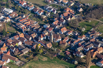 Kath. Kirche Apostel Simon und Judas in der Dorfmitte im Ortsteil Pleisweiler in Pleisweiler-Oberhofen im Bundesland Rheinland-Pfalz, Deutschland