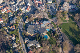 Luftbild von Südpfalz Therme, Kräutergarten, Kurpark Bad Bergzabern im Bundesland Rheinland-Pfalz, Deutschland