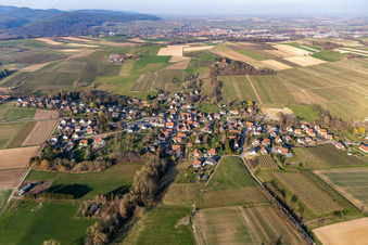 Oberhoffen-lès-Wissembourg im Bundesland Bas-Rhin, Frankreich aus der Luft