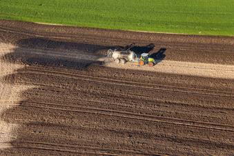 Luftbild von Jauche-Ausbringung in Niederlauterbach im Bundesland Bas-Rhin, Frankreich