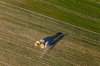 Pflanzenschutzausbringung in Niederlauterbach im Bundesland Bas-Rhin, Frankreich