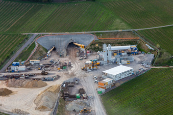 Baustelle des Tunnelportals Ost für den Astrid-Tunnel zur Unterquerung und Ortsumgehung von Bad Bergzabern zwischen B38 (Weinstraße) und B427 (Kurtalstraße) in Dörrenbach im Bundesland Rheinland-Pfalz, Deutschland vom Flugzeug aus