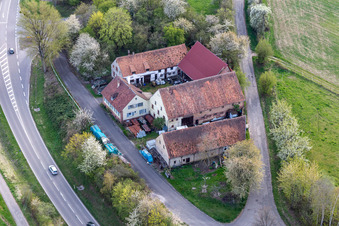 Hof an der B39 in Dörrenbach im Bundesland Rheinland-Pfalz, Deutschland