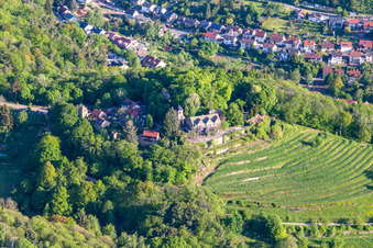 Luftaufnahme von Schloss Kropsburg im Ortsteil SaintMartin in Sankt Martin im Bundesland Rheinland-Pfalz, Deutschland