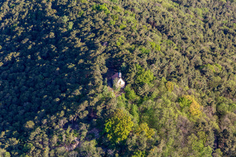 Luftaufnahme von Kapelle Wetterkreuzberg in Maikammer im Bundesland Rheinland-Pfalz, Deutschland