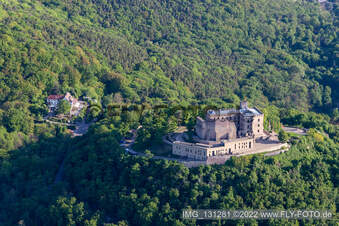 Hambacher Schloss im Ortsteil Diedesfeld in Neustadt an der Weinstraße im Bundesland Rheinland-Pfalz, Deutschland aus der Drohnenperspektive
