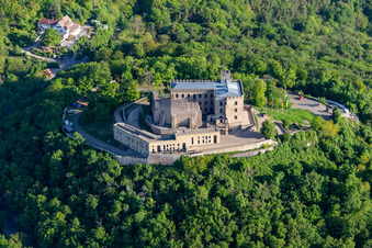 Hambacher Schloss im Ortsteil Diedesfeld in Neustadt an der Weinstraße im Bundesland Rheinland-Pfalz, Deutschland von einer Drohne aus