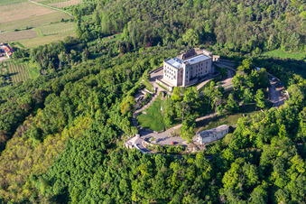 Hambacher Schloss im Ortsteil Diedesfeld in Neustadt an der Weinstraße im Bundesland Rheinland-Pfalz, Deutschland aus der Luft
