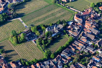 Hotel Schloß Edesheim, Privathotels Dr. Lohbeck GmbH & Co. KG im Bundesland Rheinland-Pfalz, Deutschland aus der Luft