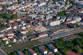 Bahnhof und abgerissener Kaufhof in Landau in der Pfalz im Bundesland Rheinland-Pfalz, Deutschland