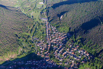 Dorfansicht im Pfälzerwald aus Osten in Lug im Bundesland Rheinland-Pfalz, Deutschland