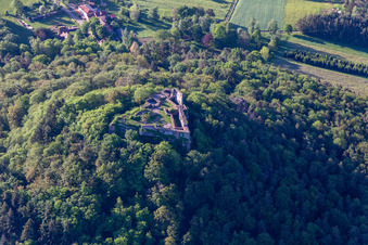 Burgruine Lindelbrunn in Vorderweidenthal im Bundesland Rheinland-Pfalz, Deutschland aus der Vogelperspektive