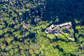 Drohnenaufname von Burgruine Lindelbrunn in Vorderweidenthal im Bundesland Rheinland-Pfalz, Deutschland