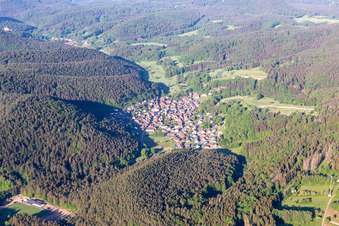Schrägluftbild von Vorderweidenthal im Bundesland Rheinland-Pfalz, Deutschland