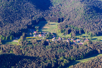Schrägluftbild von Ortsteil Lauterschwan in Erlenbach bei Dahn im Bundesland Rheinland-Pfalz, Deutschland
