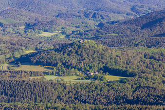 Drohnenbild von Burgruine Lindelbrunn in Vorderweidenthal im Bundesland Rheinland-Pfalz, Deutschland