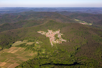 Dörrenbach versteckt im Pfälzer Wald im Bundesland Rheinland-Pfalz, Deutschland
