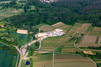 Drohnenaufname von Baustelle des Tunnelportals Ost für den Astrid-Tunnel zur Unterquerung und Ortsumgehung von Bad Bergzabern zwischen B38 (Weinstraße) und B427 (Kurtalstraße) in Dörrenbach im Bundesland Rheinland-Pfalz, Deutschland