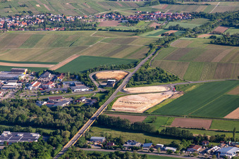 Bundesstrassenkreuzung B38/B48 in Pleisweiler-Oberhofen im Bundesland Rheinland-Pfalz, Deutschland