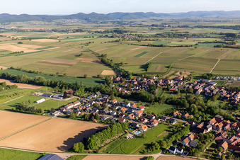 Dorfansicht aus Süden in Dierbach im Bundesland Rheinland-Pfalz, Deutschland vom Flugzeug aus