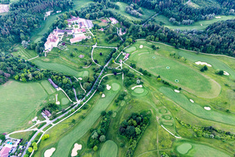 Der Country Club Schloss Langenstein - Der Golfplatz am Bodensee im Ortsteil Orsingen in Orsingen-Nenzingen im Bundesland Baden-Württemberg, Deutschland von oben