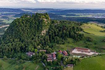 Hotel Restaurant Hohentwiel am Hohentwiel mit Festungsruine von 914 und Panoramablick ist ein erloschener Vulkan in Singen im Bundesland Baden-Württemberg, Deutschland