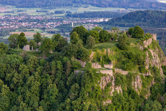 Hohentwiel mit Festungsruine von 914 und Panoramablick ist ein erloschener Vulkan in Singen im Bundesland Baden-Württemberg, Deutschland von oben