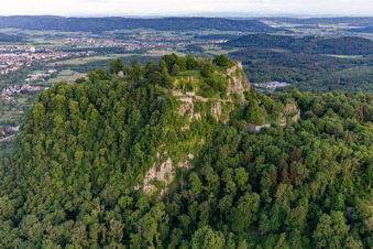 Hohentwiel mit Festungsruine von 914 und Panoramablick ist ein erloschener Vulkan in Singen im Bundesland Baden-Württemberg, Deutschland aus der Luft
