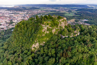 Hohentwiel mit Festungsruine von 914 und Panoramablick ist ein erloschener Vulkan in Singen im Bundesland Baden-Württemberg, Deutschland aus der Vogelperspektive