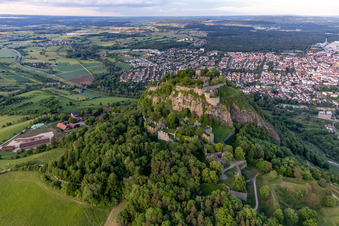 Drohnenaufname von Hohentwiel mit Festungsruine von 914 und Panoramablick ist ein erloschener Vulkan in Singen im Bundesland Baden-Württemberg, Deutschland