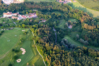 Der Country Club Schloss Langenstein - Der Golfplatz am Bodensee im Ortsteil Orsingen in Orsingen-Nenzingen im Bundesland Baden-Württemberg, Deutschland aus der Drohnenperspektive