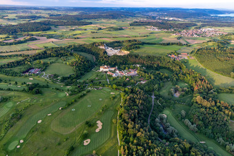 Der Country Club Schloss Langenstein - Der Golfplatz am Bodensee im Ortsteil Orsingen in Orsingen-Nenzingen im Bundesland Baden-Württemberg, Deutschland von der Drohne aus gesehen