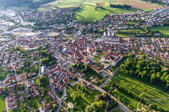 Luftbild von Schloss Meßkirch und Kirche St. Martin im Bundesland Baden-Württemberg, Deutschland