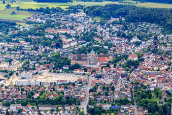 Stadtansicht aus Westen mit Basilika St. Martin in Weingarten bei Ravensburg im Bundesland Baden-Württemberg, Deutschland