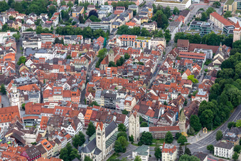 Historische Altstadt mit   Kirche St. Jodok und  Grüner Turm in Ravensburg im Bundesland Baden-Württemberg, Deutschland