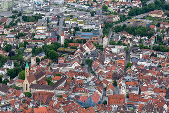 Historische Altstadt mit  Evangelische Stadtkirche und  Untertor in Ravensburg im Bundesland Baden-Württemberg, Deutschland